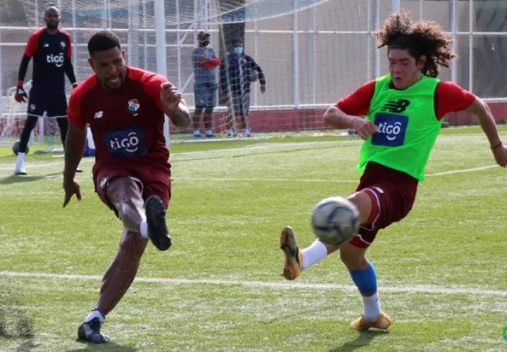 Román Torres (izq.) en los entrenamientos de la selección. Foto:@Fepafut