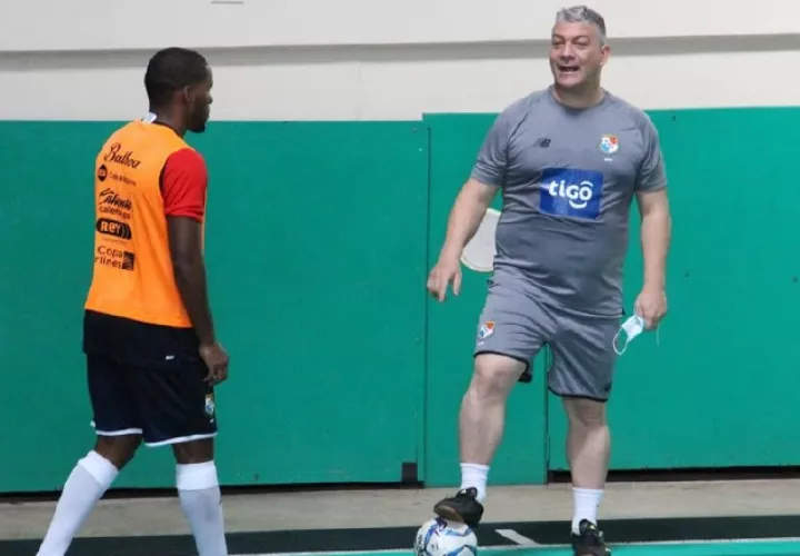 Botana (der.) en los entrenamientos de la selección. Foto:Fepafut