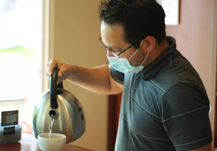 José David Torres, prepara el café para la catación de los visitantes, mientras explica todo el proceso. Bryan Patiño
