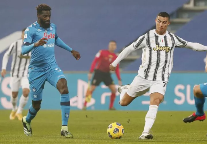 Cristiano Ronaldo (der.)  y Tiemoue Bakayoko del Nápoles. Foto:EFE