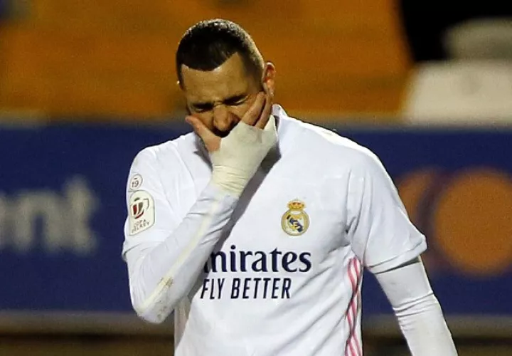 El delantero del Real Madrid Karim Benzema, lamenta la derrota. Foto:EFE