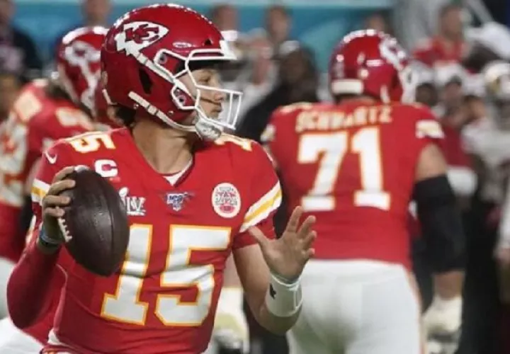 El mariscal de campo Patrick Mahomes de los Chiefs de Kansas City. Foto:EFE