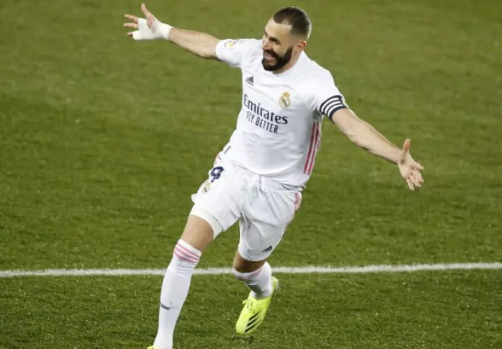 El delantero francés del Real Madrid, Karim Benzema, celebra su segundo gol ante el Alavés. Foto:EFE