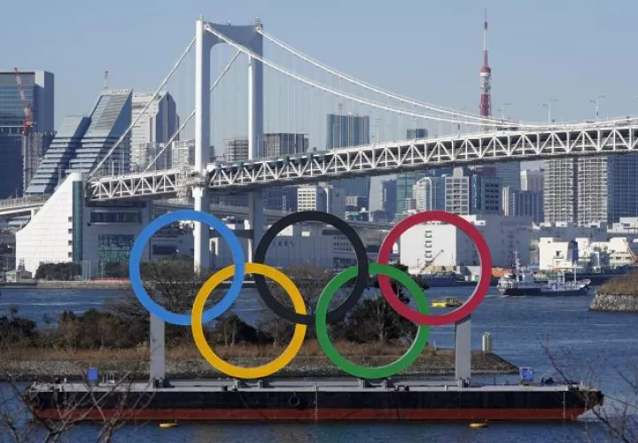 Un monumento gigante de los anillos olímpicos se ve antes del puente Rainbow en el Parque Marino Odaiba en Tokio. Foto:EFE