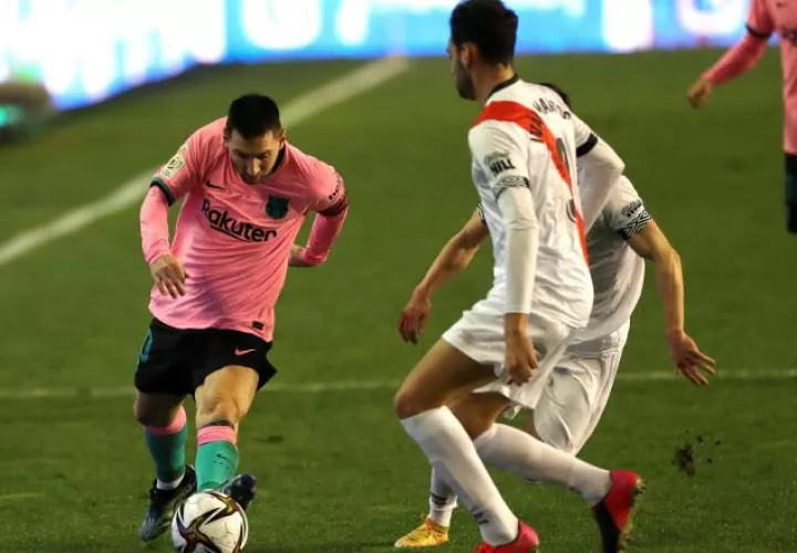 Leo Messi del Barcelona (izq), intenta llevarse el balón ante el defensa del Rayo Vallecano, Iván Martos. Foto:EFE