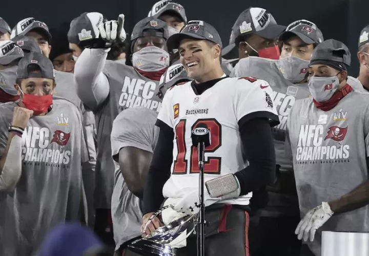 Tom Brady (12) del equipo de Tampa Bay, festeja la clasificación al Super Bowl. Foto:EFE