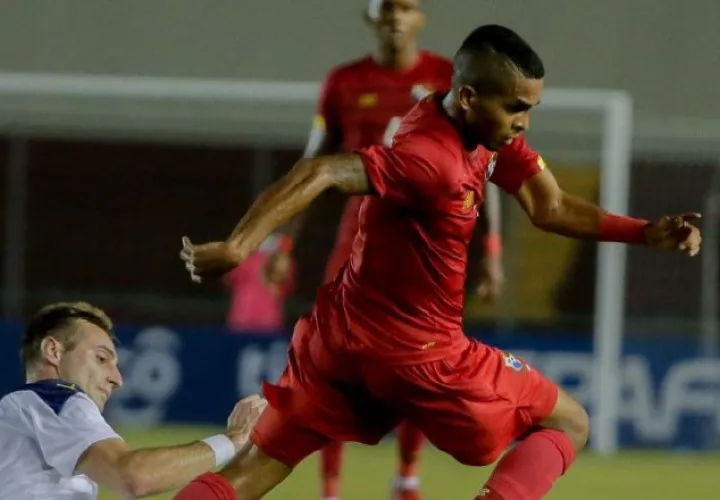 César Yanis conduce el balón ante el acecho de un jugador de Serbia. Foto:Fepafut