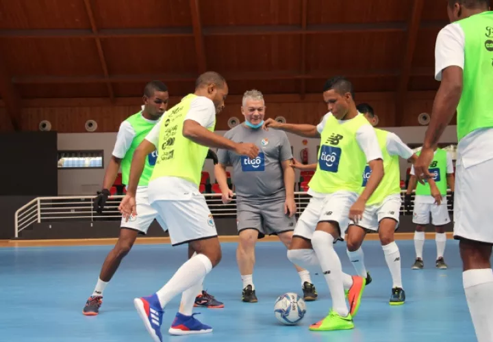 Jugadores del seleccionado de futsal en los entrenamientos. Foto:EFE