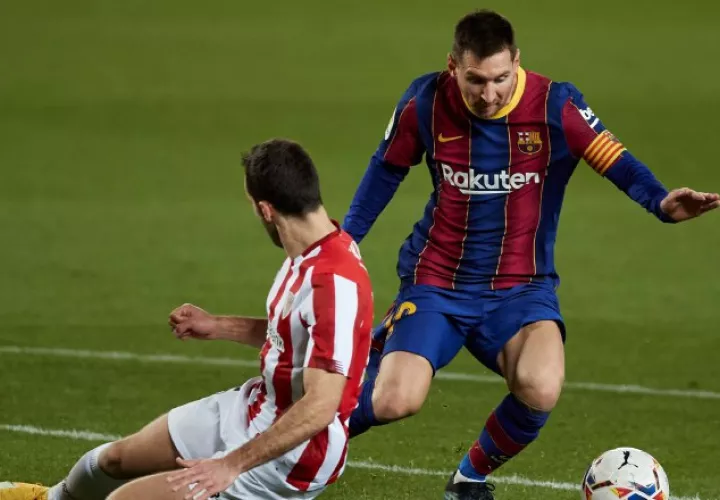 Messi del Barcelona (der) juega un balón ante Lekue del Athletic. Foto:EFE