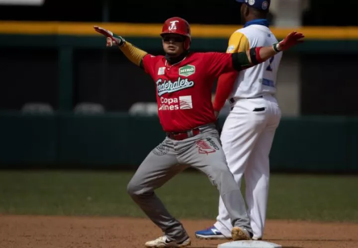 El pelotero panameño Rodrigo Vigil celebra ante Colombia. Foto:EFE