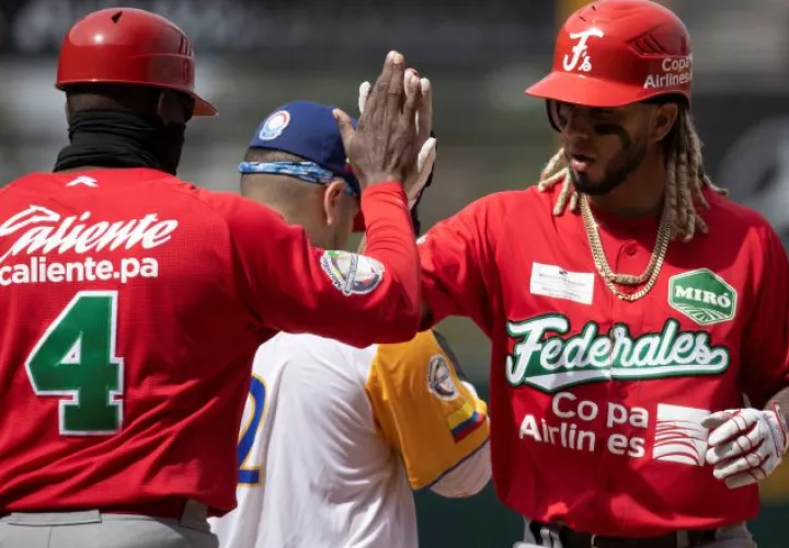 Jonathan Araúz (der.) festeja con Willy García. Foto:EFE