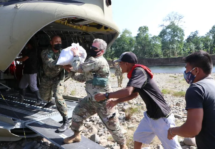 El comandante Fuerza de Tarea Conjunta-Bravo, coronel John Litchfield, ayuda a bajar la carga de un helicóptero Chinook. Jorge Vega/ Senafront