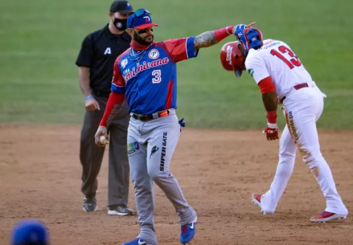 El pelotero dominicano Jonathan Villar (i) en acción junto al panameño Allen Córdoba. Foto:EFE 