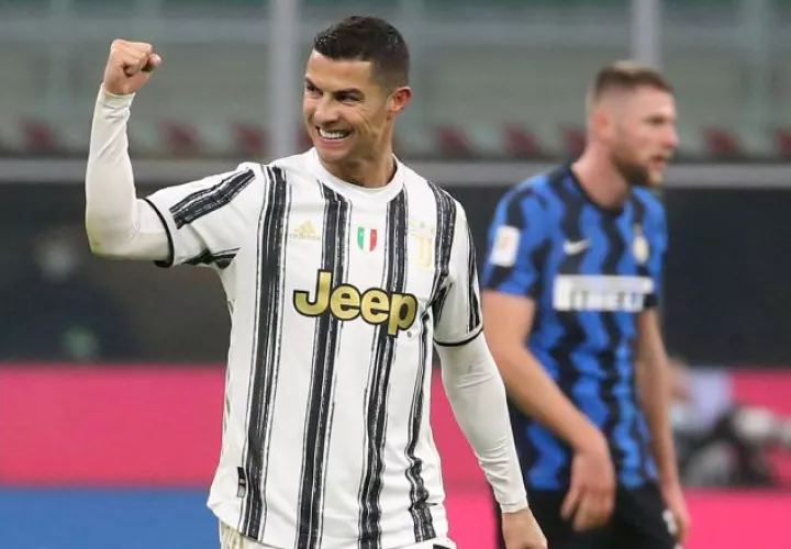 Cristiano Ronaldo de la Juventus festeja uno de sus goles. Foto:EFE