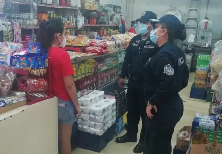 La Policía además de luchar contra el crimen, hace cumplir normas sanitarias. 