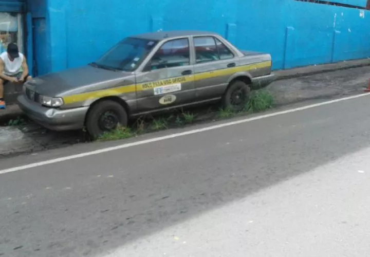 Hasta vehículos oficiales hay abandonados en las diferentes calles de la capital. 