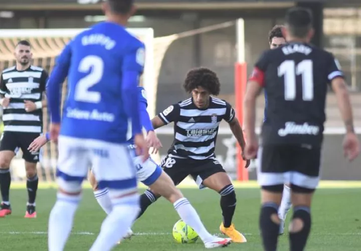 Adalberto "Coco" Carrasquilla (cent.) del Cartagena en su partido contra Real Oviedo. Foto:@@FCCartagena_efs