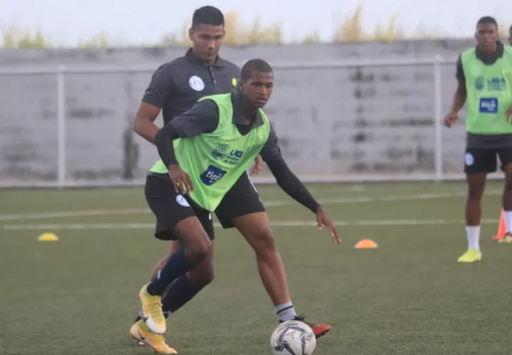 Jugadores Universitarios en los entrenamientos. Foto:@UDUniversitario