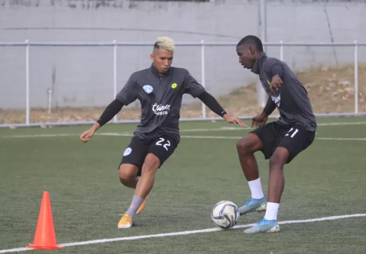 Jugadores Universitarios en los entrenamientos. Foto:@UDUniversitario