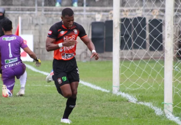 Nicolás "Yuyu" Muñoz fue el campeón goleador del pasado torneo con Águila. Foto:@CDAguila_SV