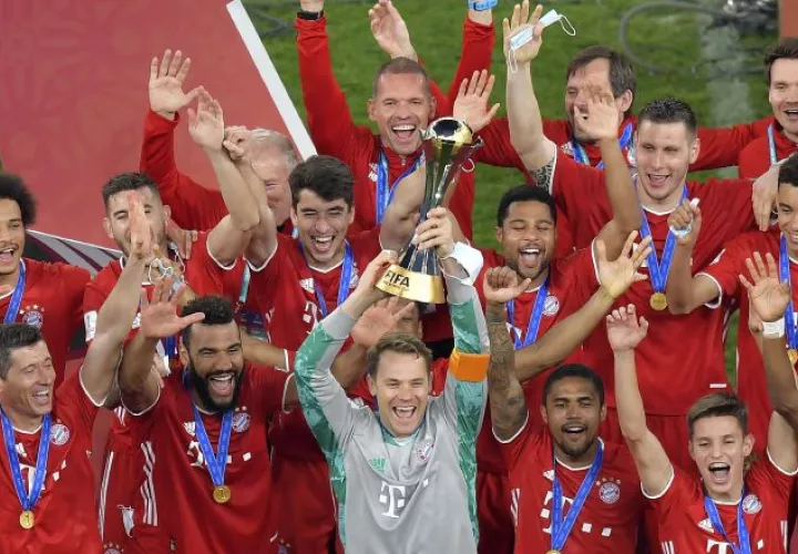 Los jugadores del Bayern Munich  con el ´trofeo de campeones del Mundial de Clubes. Foto:EFE
