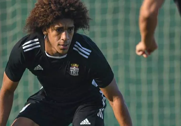 Adalberto 'Coco' Carrasquilla con el balón. Foto:@FCCartagena_efs