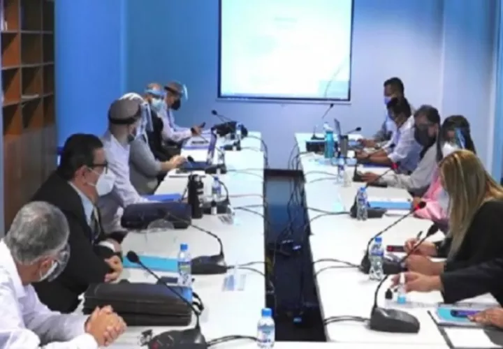 La reunión de ayer se extendió hasta pasadas las 2:00 p.m. Internet