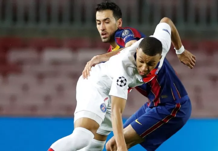 Kylian Mbappé, el hombre del partido, marcó triplete  ayer en su visita al Camp Nou. EFE