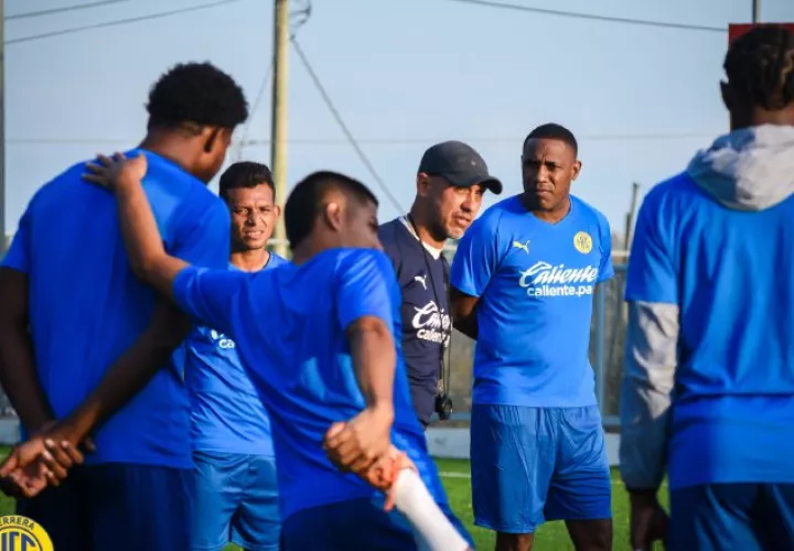Julio Infante (cent) habla con los jugadores. Foto:Twitter