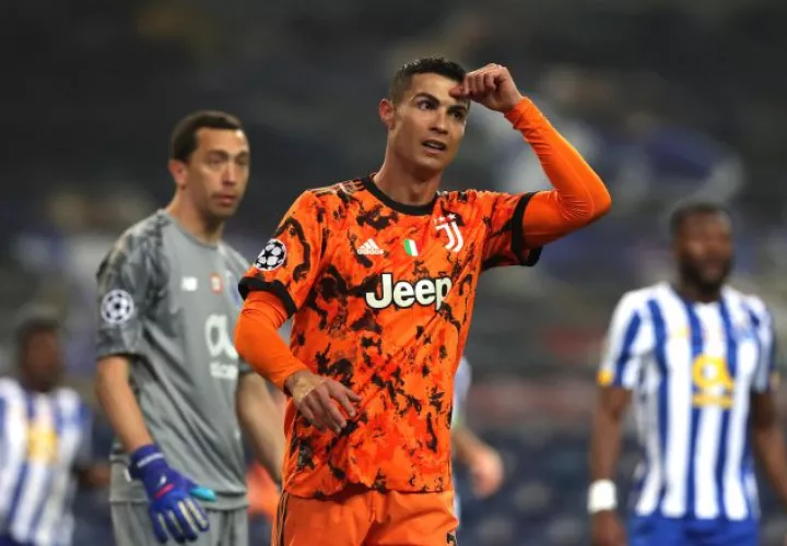 Cristiano Ronaldo reacciona, luego de la derrota de la Juventus. Foto:EFE