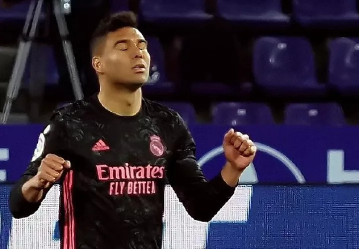 Carlos Casemiro (izq.) celebra tras marcar ante el Valladolid. Foto:EFE