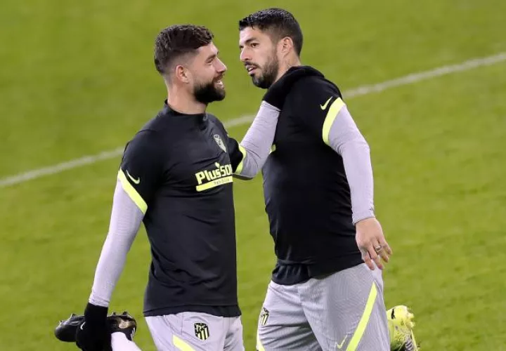 Felipe y Luis Suárez (der.) en los entrenamientos, el uruguayo todavía no ha marcado con los rojiblancos en la Champions. Foto:EFE