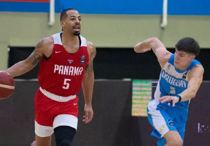 Trevor Gaskins de Panamá (5) es marcador por un jugador de Uruguay. Foto:@FIBA