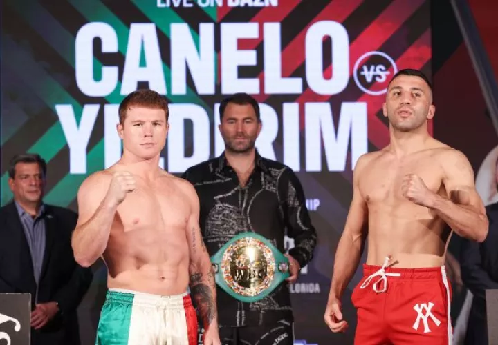 el mexicano Saúl 'Canelo' Álvarez (izq.) y el turco Avni Yildirim, mientras posan al final de la sesión de pesaje. Foto:EFE