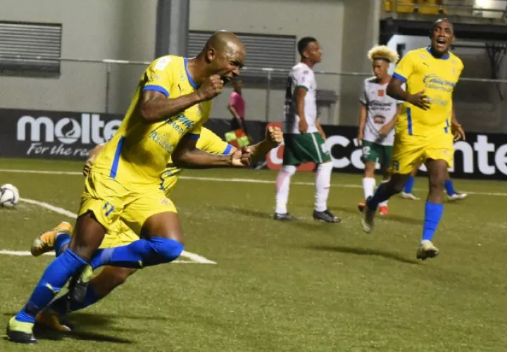 Julio Caicedo de Herrera (izq.) festeja su gol ante Chiriquí, mientras que Luis Tejada (der.) lo observa. Foto:@herrerafc_