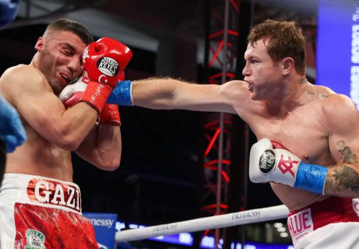 'Canelo' Álvarez (der.) golpea al turco Ani Yildirim. Foto:EFE