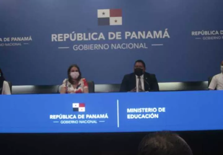 En el primer día de clases, las autoridades realizaron un evento en Clayton y luego, una conferencia de prensa en la Presidencia.  Víctor Arosemena