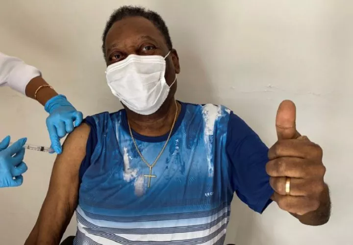 Pelé es inyectado contra el coronavirus. Foto:EFE