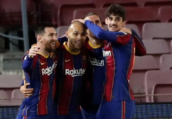 Los jugadores del Barcelona celebran el gol de Braithwaite (cent.) durante el partido de vuelta de semifinales de la Copa del Rey. Foto:EFE