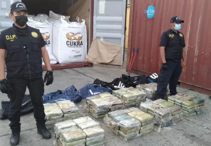 La Fuerza Pública ha reforzado su presencia en los puertos para contrarrestar estas actividades.