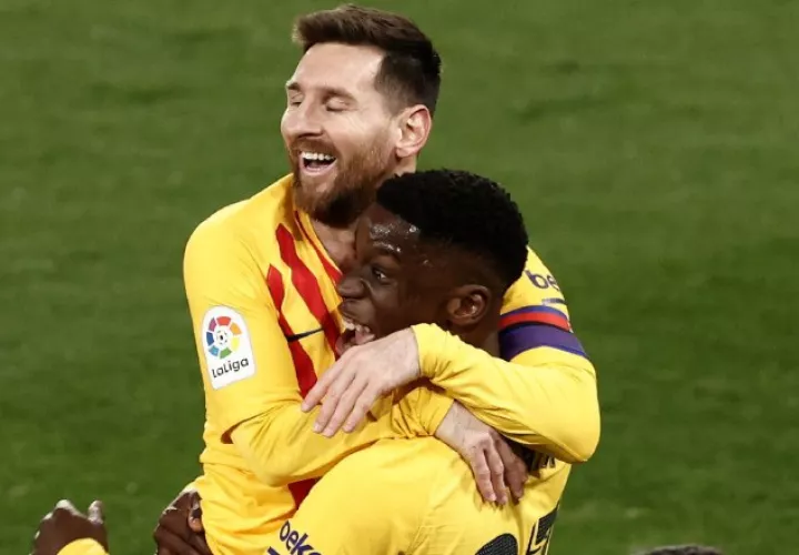 Moriba Kourouma (c) celebra con Leo Messi su gol. Foto:EFE