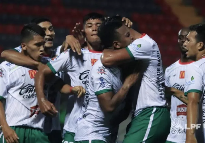 'Chino' Pereira es felicitado por sus compañeros en Chiriquí Foto:LPF