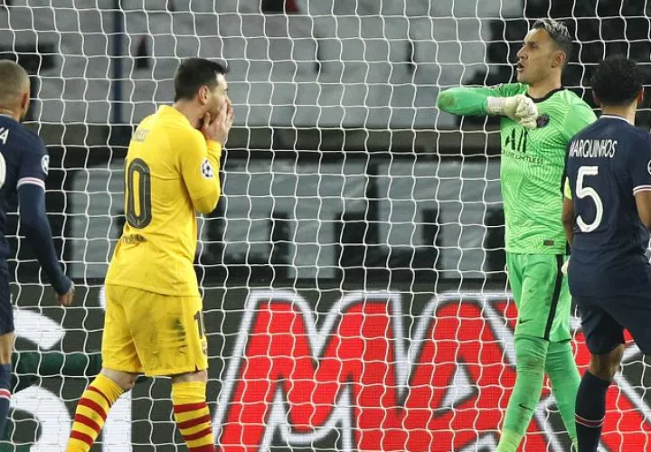 Messi del Barcelona (izq.) se lamenta, luego de fallar el penal ante el portero tico Keylor Navas del PSG. Foto:EFE