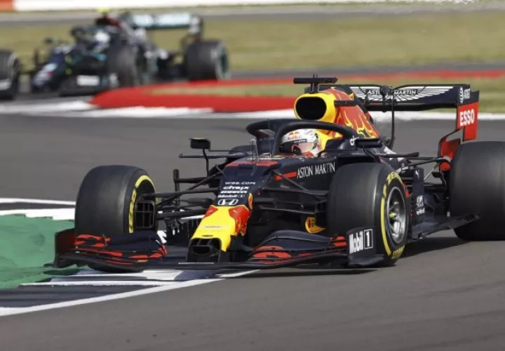 Max Verstappen fue el más veloz ayer en la carrera de pretemporada. Foto:EFE