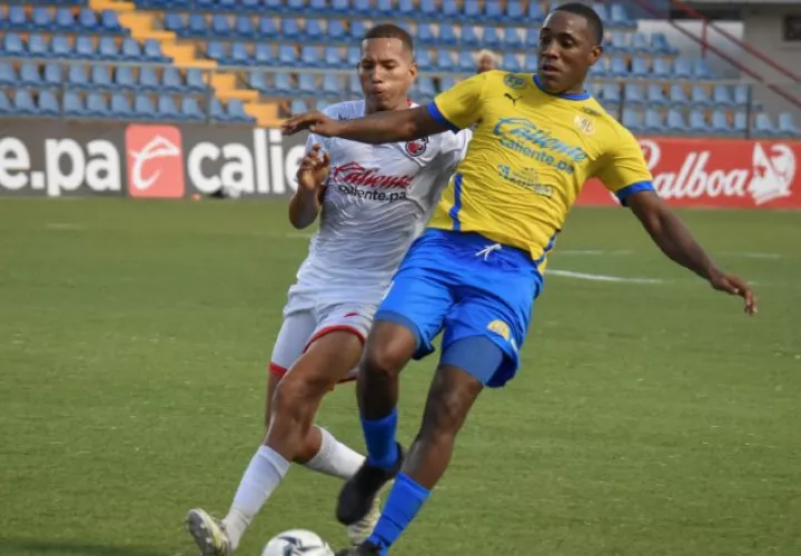 Luis "Matador" Tejada de Herrera FC intenta controlar el balón ante el acecho de un franciscano. Foto:@LPF