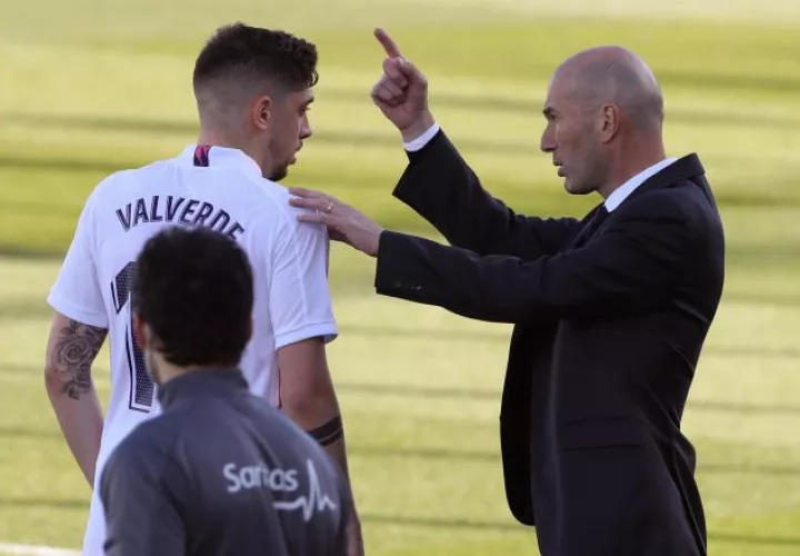 El entrenador Zinedine Zidane del Real Madrid, da algunas instrucciones a Francisco Valverde. Foto:EFE
