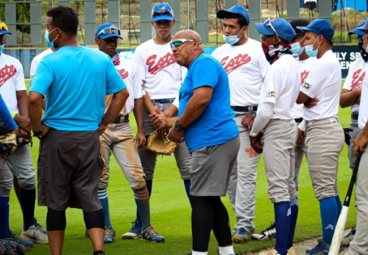 Cristóbal 'Toba' Girón (cent.) da algunas instrucciones a sus jugadores. Foto:Fedebeis