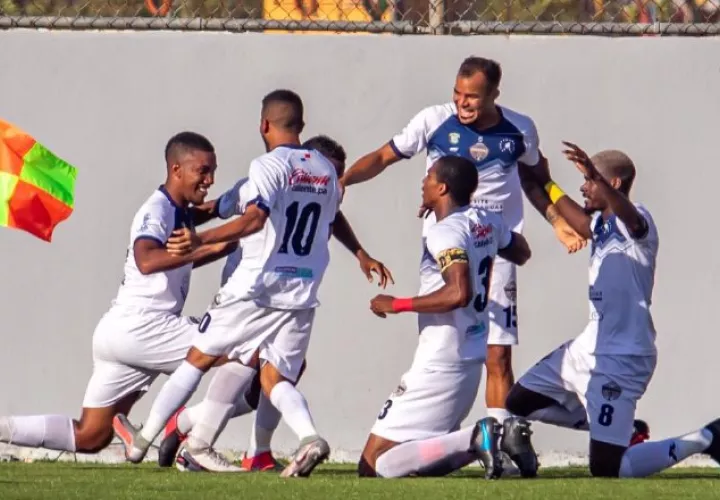 Jesús Araya de Veraguas (izq.) festeja su gol ante el San Francisco. Foto:@LPF