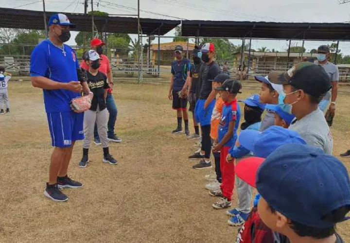 Rubén Rivera habla con los infantes en Puerto Caimito, La Chorrera. Foto:Cortesía