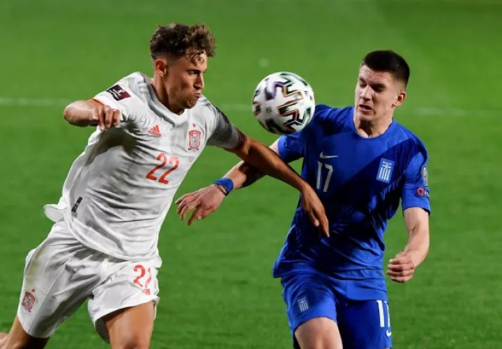 El defensa de la selección española, Marcos Llorente (i), lucha con Christos Tzolis, de la selección griega. Foto:EFE